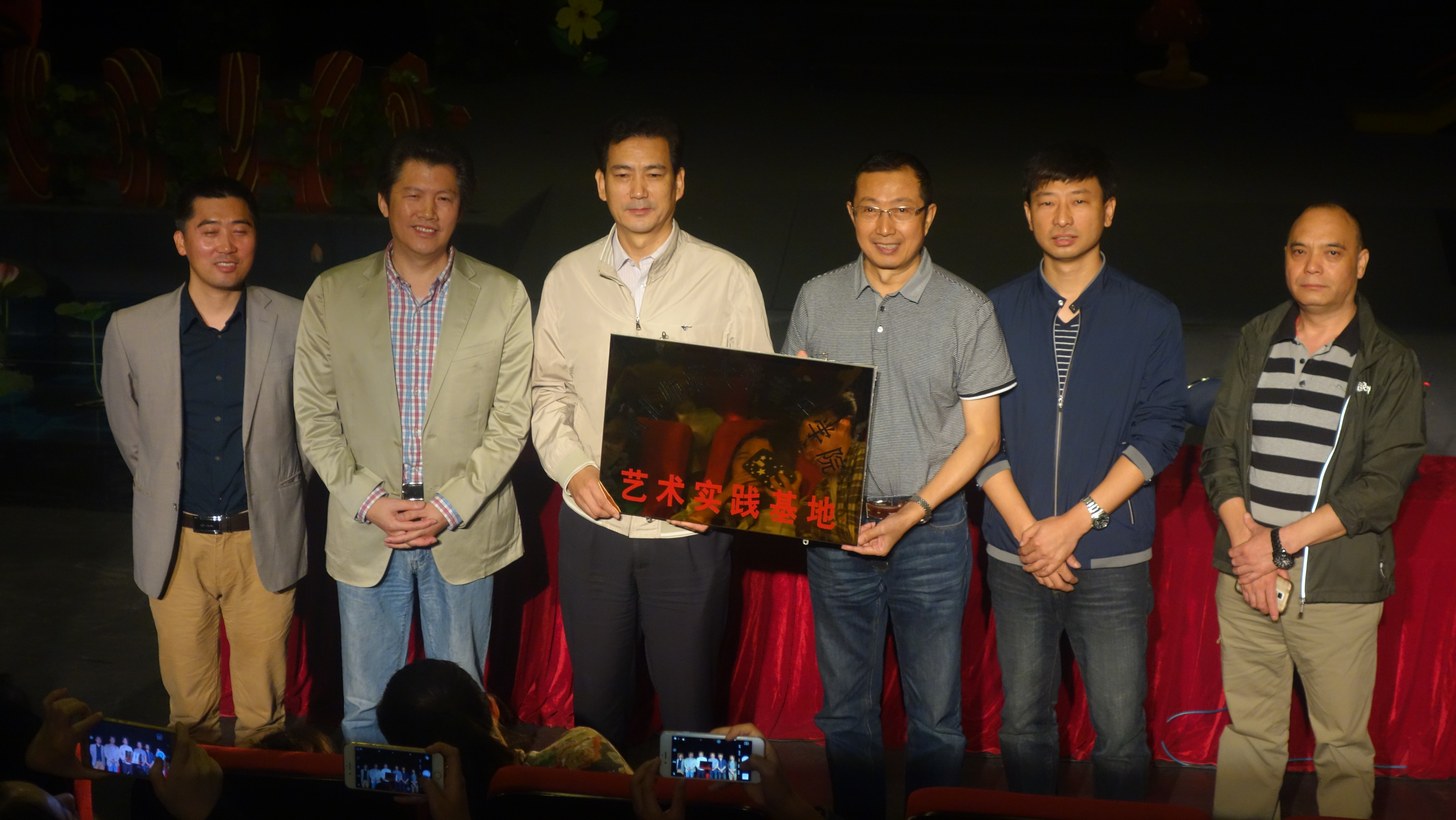 西北師范大學(xué)音樂學(xué)院2013級音樂表演專業(yè)的實(shí)習(xí)生實(shí)踐團(tuán)到甘肅省話劇院開展藝術(shù)實(shí)踐活動