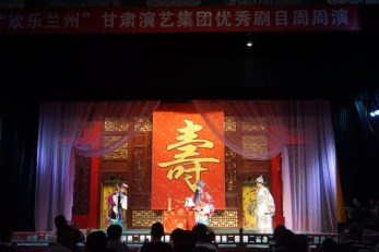 東風(fēng)劇院演出京劇傳統(tǒng)戲《罷宴》、《天女散花》、《審潘洪》