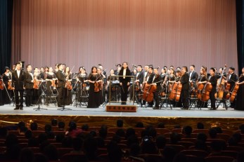 甘肅交響樂團(tuán)高雅藝術(shù)進(jìn)校園活動(dòng)首場演出開始