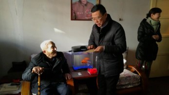 集團藝術總監(jiān)胡豫川年前慰問離退休老干部