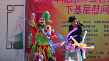 甘肅省雜技團赴張家川縣胡川鎮(zhèn)、川王鎮(zhèn)、大陽鎮(zhèn)、劉保鎮(zhèn)、秦安鄉(xiāng)、木河鄉(xiāng)等村鎮(zhèn)開展2018年“我們的中國夢”——文化進萬家暨隴原“紅色文藝輕騎兵”文化惠民演出活動