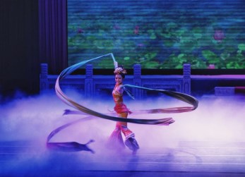 教育部、文化和旅游部、財政部高雅藝術(shù)進校園——中國經(jīng)典舞劇《絲路花雨》博得重慶高校滿場贊譽