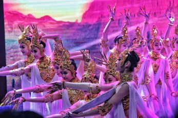 教育部、文化和旅游部、財政部2019年高雅藝術(shù)進(jìn)校園——中國經(jīng)典舞劇《絲路花雨》在濟(jì)南歷城二中華彩綻放