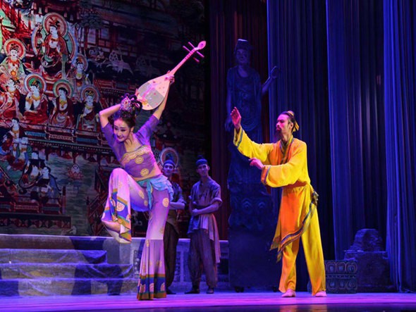 教育部、文化和旅游部、財(cái)政部2019年高雅藝術(shù)進(jìn)校園——舞劇《絲路花雨》與長春高校師生如約而至