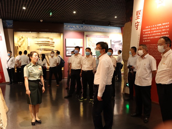 “ 傳承紅色基因，學(xué)習(xí)時(shí)代楷模，講好中國(guó)故事”——甘肅演藝集團(tuán)機(jī)關(guān)黨支部聯(lián)合演出公司、舞美中心黨支部赴古浪開展主題黨日活動(dòng)